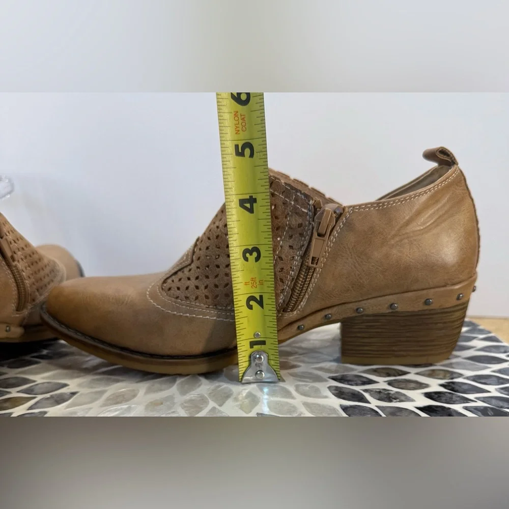 Corkys Kia Tan Perforated Mules with Stacked Heel size 9 - Picture 4 of 12